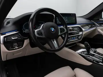 BMW 520d Luxury Line Glasdach Kamera HUD DAB H K 19