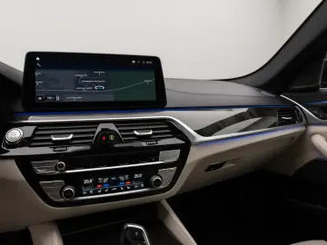 BMW 520d Luxury Line Glasdach Kamera HUD DAB H K 19