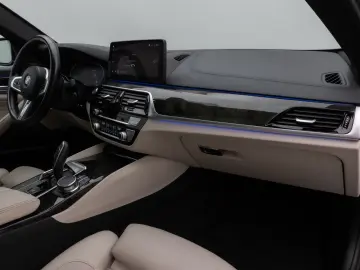 BMW 520d Luxury Line Glasdach Kamera HUD DAB H K 19