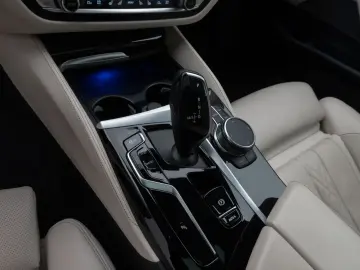 BMW 520d Luxury Line Glasdach Kamera HUD DAB H K 19