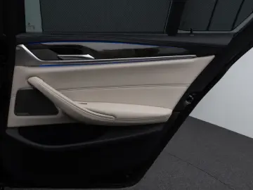 BMW 520d Luxury Line Glasdach Kamera HUD DAB H K 19
