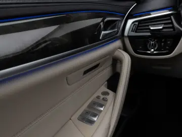 BMW 520d Luxury Line Glasdach Kamera HUD DAB H K 19