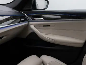 BMW 520d Luxury Line Glasdach Kamera HUD DAB H K 19