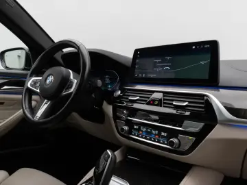 BMW 520d Luxury Line Glasdach Kamera HUD DAB H K 19