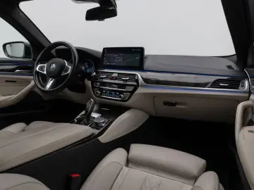 BMW 520d Luxury Line Glasdach Kamera HUD DAB H K 19