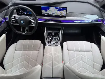 BMW M760e xDrive   I.HAND PANO-SKY 360  B&W MASSAGE