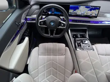 BMW M760e xDrive   I.HAND PANO-SKY 360  B&W MASSAGE