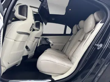 BMW M760e xDrive   I.HAND PANO-SKY 360  B&W MASSAGE