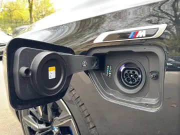 BMW M760e xDrive   I.HAND PANO-SKY 360  B&W MASSAGE
