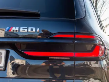 BMW X7 M60i INDIVIDUAL.MASSAGE.KRISTALL.SKY.AHK.23