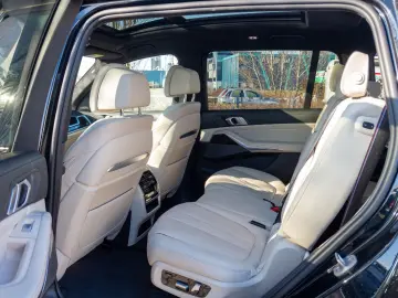 BMW X7 M60i INDIVIDUAL.MASSAGE.KRISTALL.SKY.AHK.23