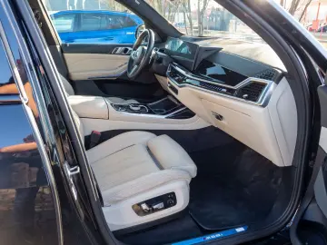 BMW X7 M60i INDIVIDUAL.MASSAGE.KRISTALL.SKY.AHK.23