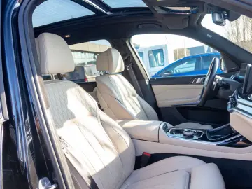 BMW X7 M60i INDIVIDUAL.MASSAGE.KRISTALL.SKY.AHK.23