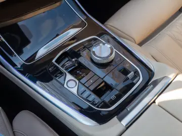BMW X7 M60i INDIVIDUAL.MASSAGE.KRISTALL.SKY.AHK.23