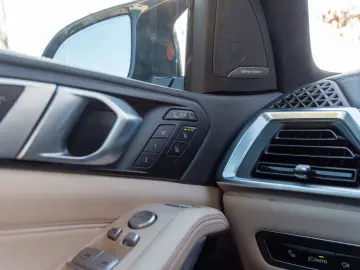 BMW X7 M60i INDIVIDUAL.MASSAGE.KRISTALL.SKY.AHK.23