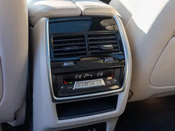 BMW X7 M60i INDIVIDUAL.MASSAGE.KRISTALL.SKY.AHK.23