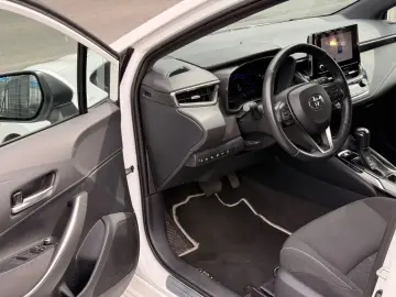 TOYOTA Corolla Touring Sports Hybrid Team D