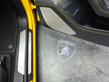 LAMBORGHINI Urus HuD B&O PANO 23   ANIMA 360 ACC
