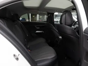MERCEDES-BENZ E 300 e Avantgarde LED Cam Pano AHK Totw Distr