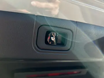 MERCEDES-BENZ E 400 e 4M AMG Night SUPERSCREEN Pano &hellip;