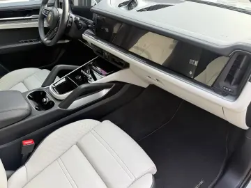 PORSCHE Cayenne Coupe Sport Design Carbon HUD Massage