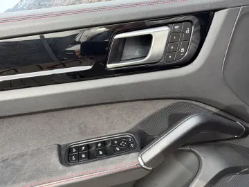 PORSCHE Cayenne GTS Pano Chrono Bose Matrix