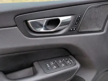 VOLVO XC60 B5 D AWD R-Design HUD Luft 22Zoll Massage