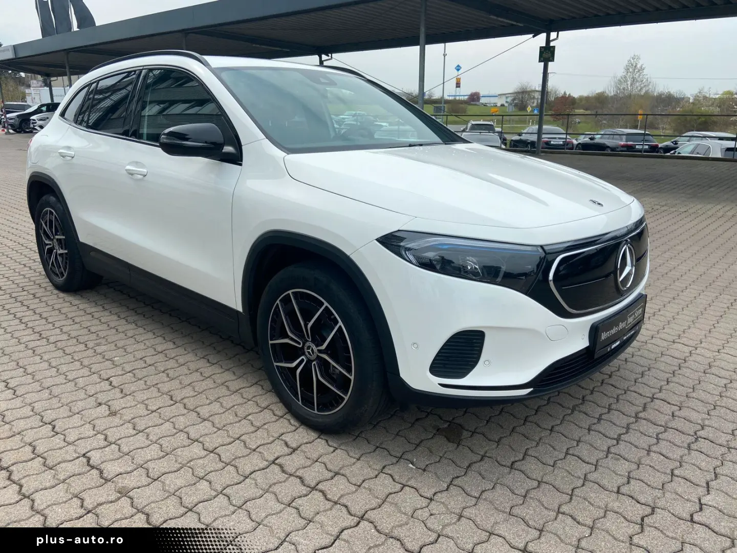 MERCEDES-BENZ EQA 300 4MATIC Night Kamera LED CarPlay 19 AMG