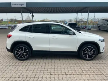 MERCEDES-BENZ EQA 300 4MATIC Night Kamera LED CarPlay 19 AMG