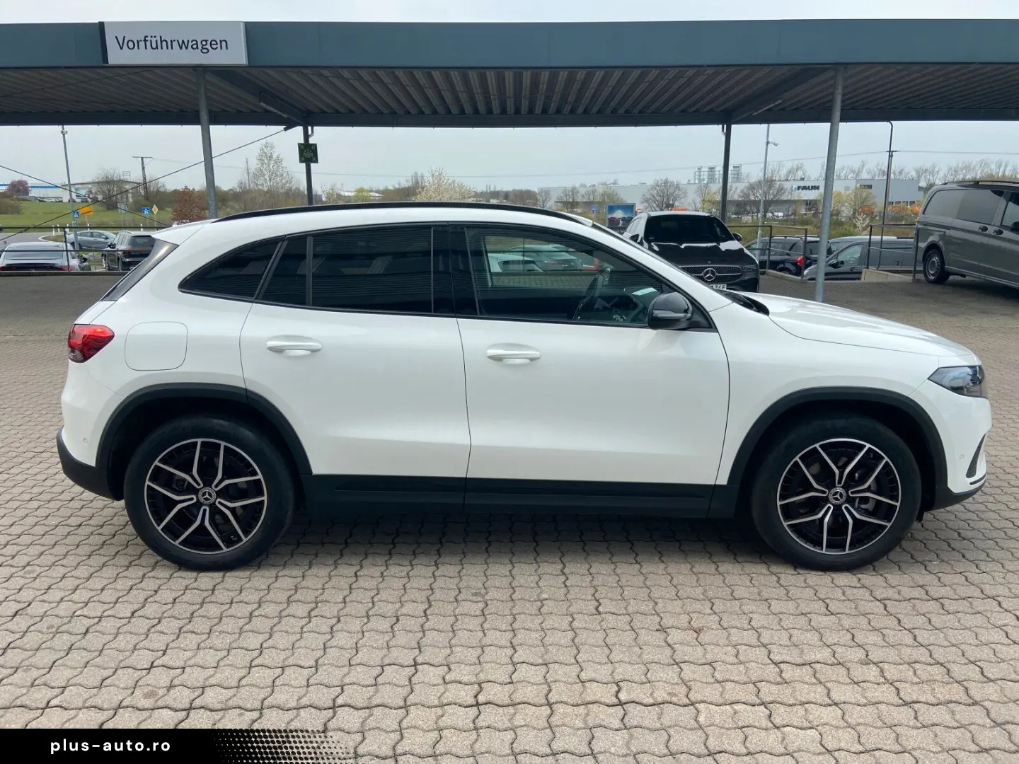 MERCEDES-BENZ EQA 300 4MATIC Night Kamera LED CarPlay 19 AMG