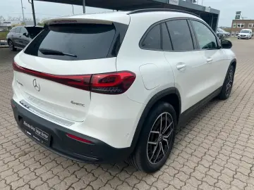 MERCEDES-BENZ EQA 300 4MATIC Night Kamera LED CarPlay 19 AMG