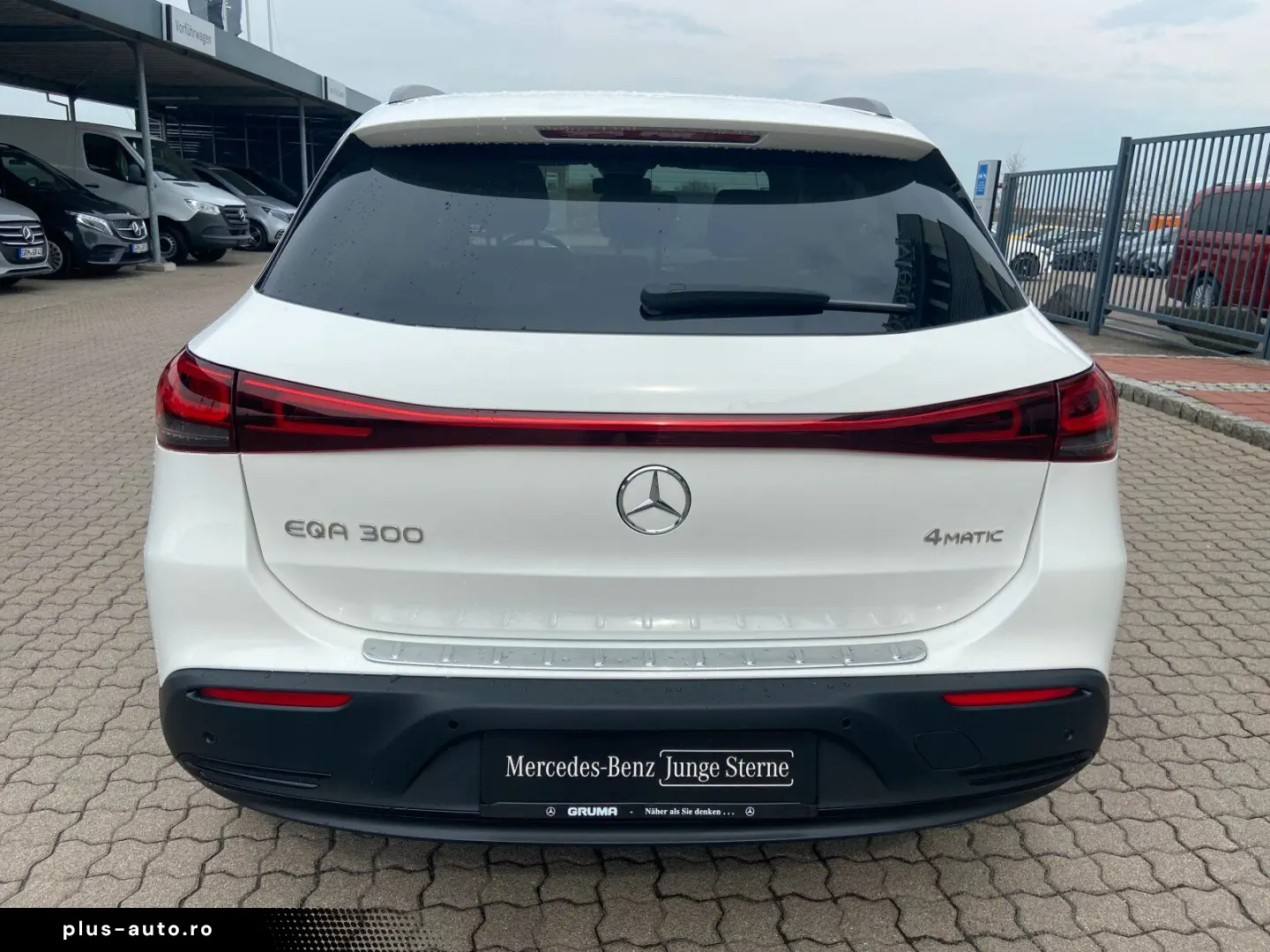 MERCEDES-BENZ EQA 300 4MATIC Night Kamera LED CarPlay 19 AMG