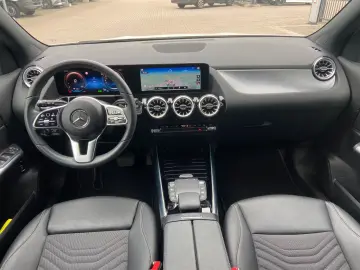 MERCEDES-BENZ EQA 300 4MATIC Night Kamera LED CarPlay 19 AMG