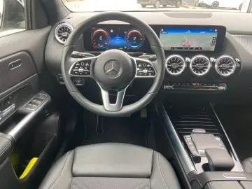 MERCEDES-BENZ EQA 300 4MATIC Night Kamera LED CarPlay 19 AMG