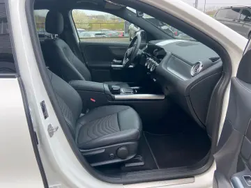 MERCEDES-BENZ EQA 300 4MATIC Night Kamera LED CarPlay 19 AMG