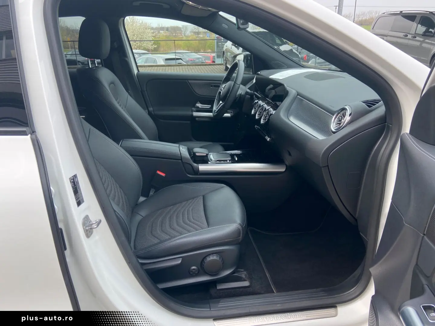 MERCEDES-BENZ EQA 300 4MATIC Night Kamera LED CarPlay 19 AMG