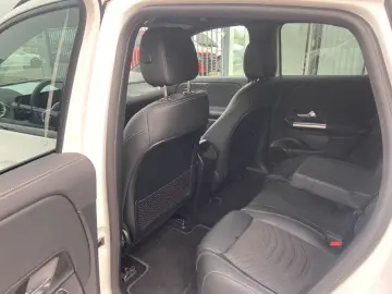 MERCEDES-BENZ EQA 300 4MATIC Night Kamera LED CarPlay 19 AMG