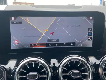 MERCEDES-BENZ EQA 300 4MATIC Night Kamera LED CarPlay 19 AMG