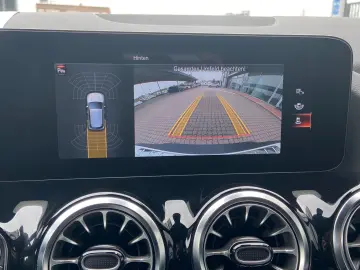 MERCEDES-BENZ EQA 300 4MATIC Night Kamera LED CarPlay 19 AMG