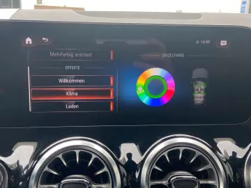 MERCEDES-BENZ EQA 300 4MATIC Night Kamera LED CarPlay 19 AMG