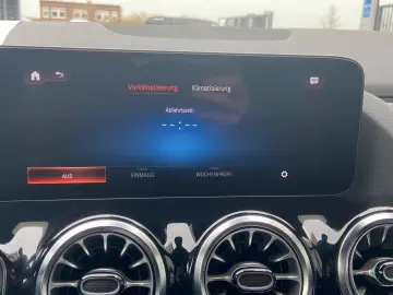 MERCEDES-BENZ EQA 300 4MATIC Night Kamera LED CarPlay 19 AMG