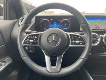 MERCEDES-BENZ EQA 300 4MATIC Night Kamera LED CarPlay 19 AMG