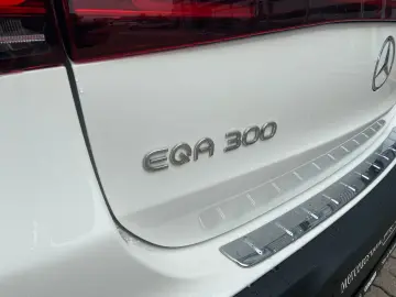 MERCEDES-BENZ EQA 300 4MATIC Night Kamera LED CarPlay 19 AMG