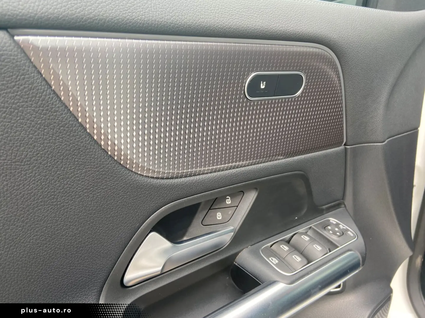 MERCEDES-BENZ EQA 300 4MATIC Night Kamera LED CarPlay 19 AMG