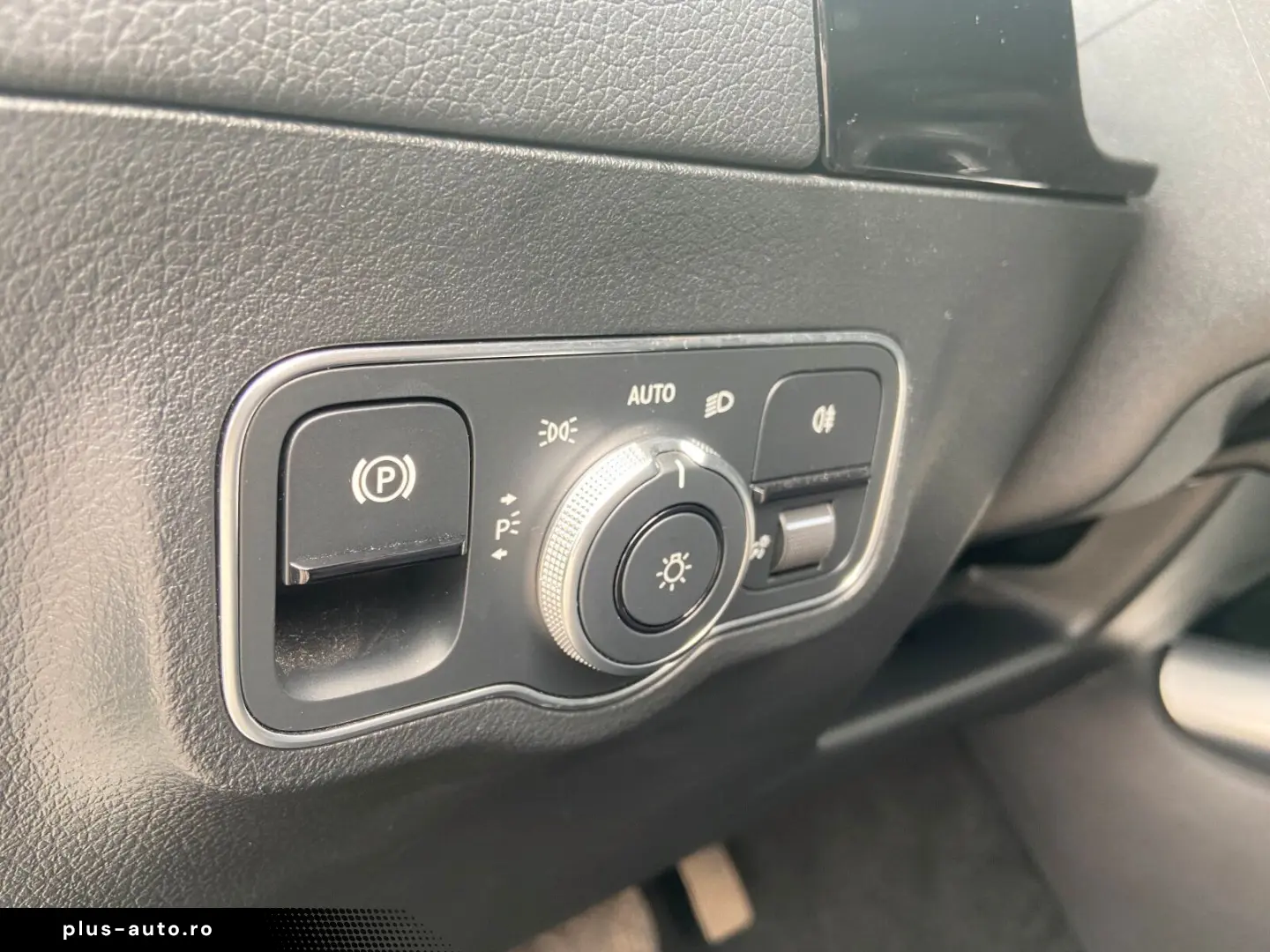 MERCEDES-BENZ EQA 300 4MATIC Night Kamera LED CarPlay 19 AMG