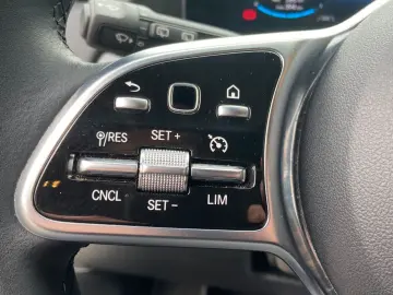 MERCEDES-BENZ EQA 300 4MATIC Night Kamera LED CarPlay 19 AMG
