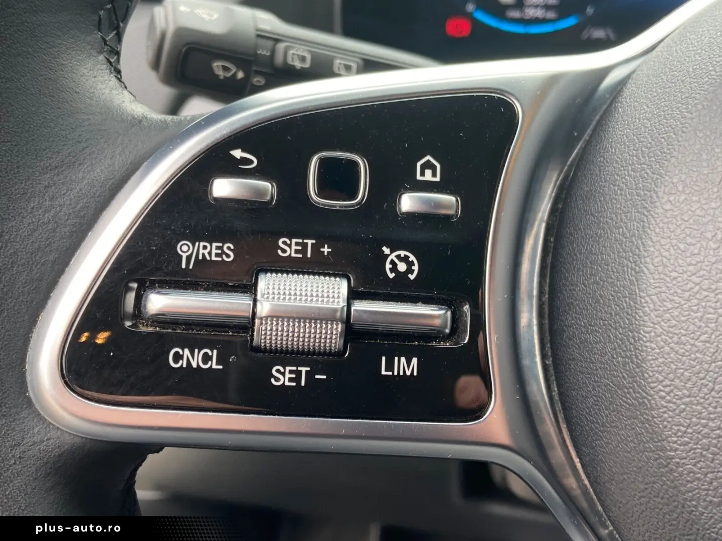 MERCEDES-BENZ EQA 300 4MATIC Night Kamera LED CarPlay 19 AMG