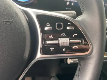 MERCEDES-BENZ EQA 300 4MATIC Night Kamera LED CarPlay 19 AMG