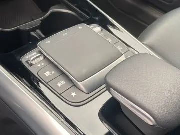 MERCEDES-BENZ EQA 300 4MATIC Night Kamera LED CarPlay 19 AMG