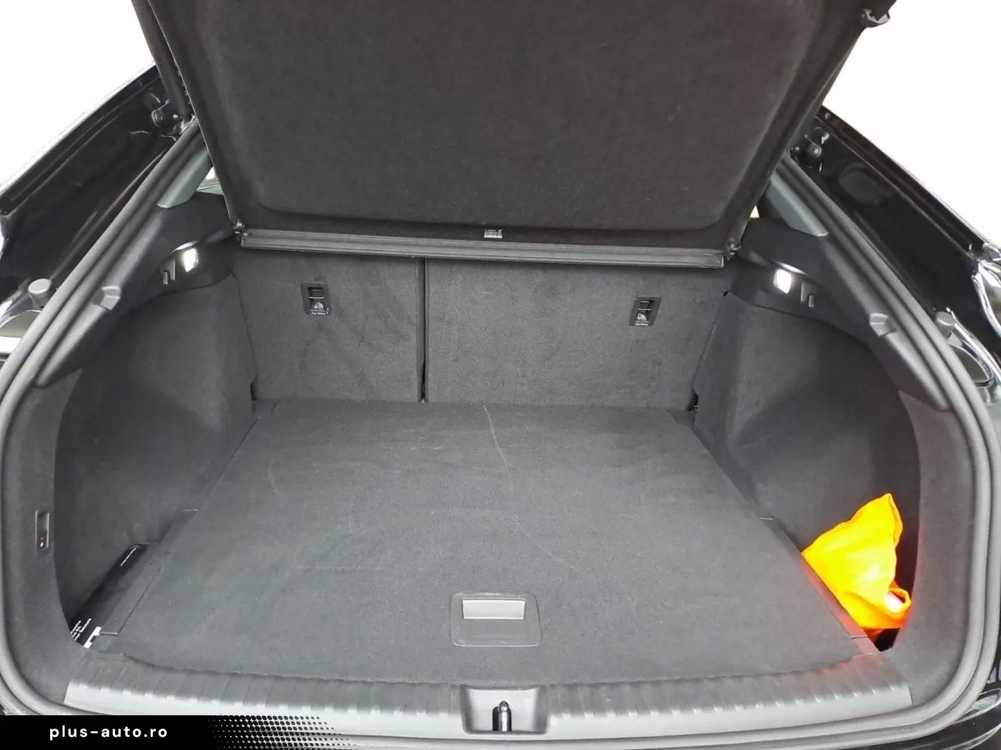 AUDI Q4 Sportback 40 e-tron  PANO TEMPOMAT SOUND-SYST